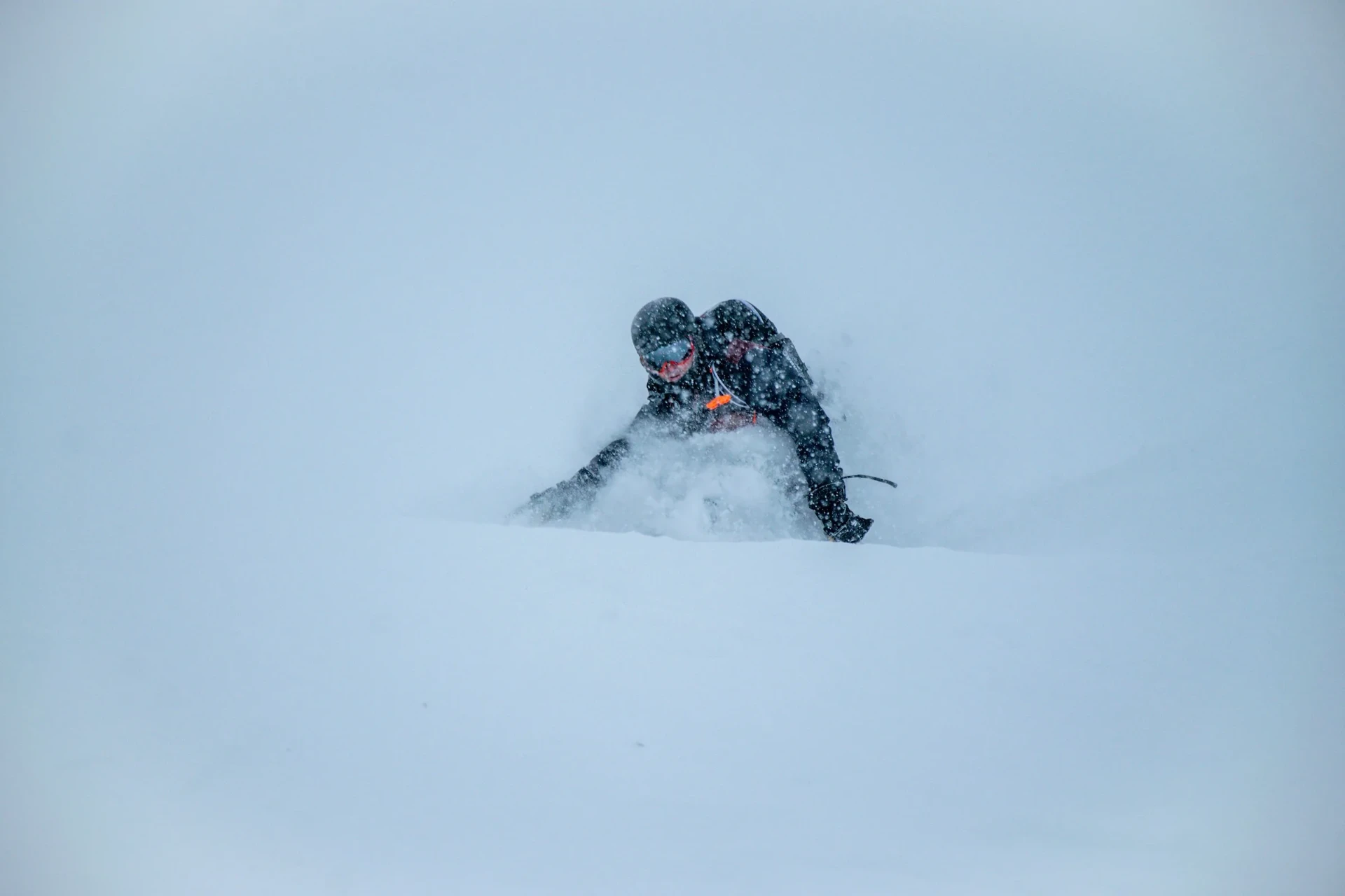 Snowboarder descendo em neve fresca (powder)
